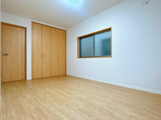 【洋室】 | 茅ヶ崎市ひばりが丘 中古戸建て | 2面採光・南面に窓：洋室7.5帖