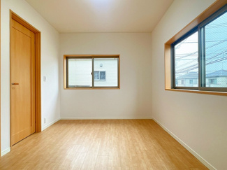 【洋室】 | 茅ヶ崎市ひばりが丘 中古戸建て | 2面採光：洋室6帖