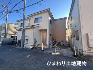 【外観】 | 茅ヶ崎市ひばりが丘 中古戸建て | 北側約5m公道に接道　駐車1台（車種によります）