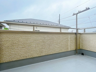 【バルコニー】 | 茅ヶ崎市ひばりが丘 中古戸建て | 洋室8帖から行き来できる南向きバルコニー