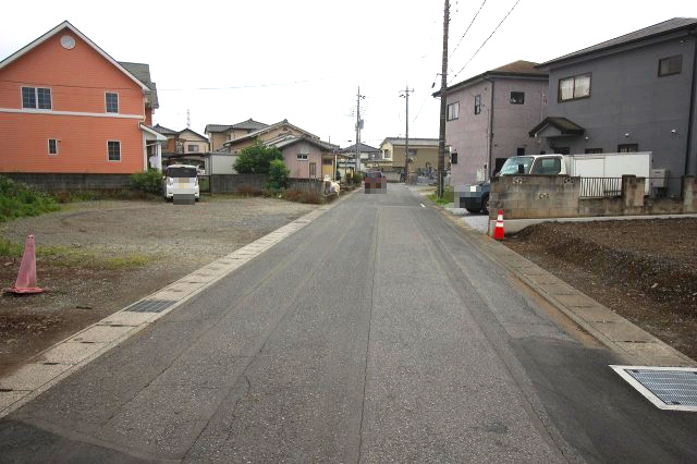 《分譲地》小山市間々田　全10区画の前面道路含む現地写真|北側前面道路を西側から撮影（2025年6月撮影）
