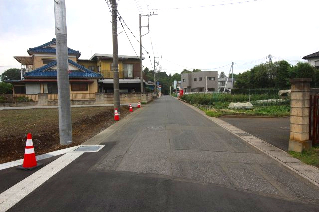《分譲地》小山市間々田　全10区画の前面道路含む現地写真|北側前面道路を東側から撮影（2025年6月撮影）
