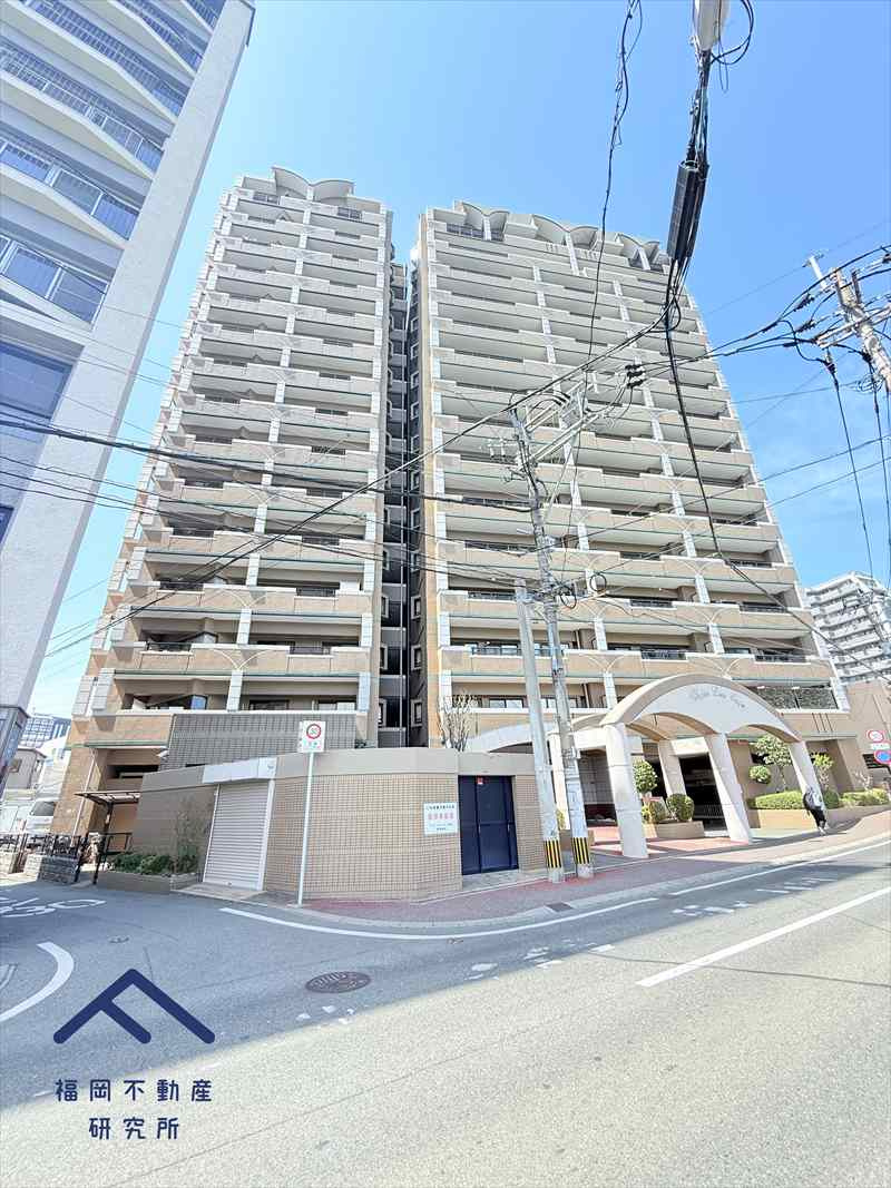 アンピールリーヴァス天神の外観