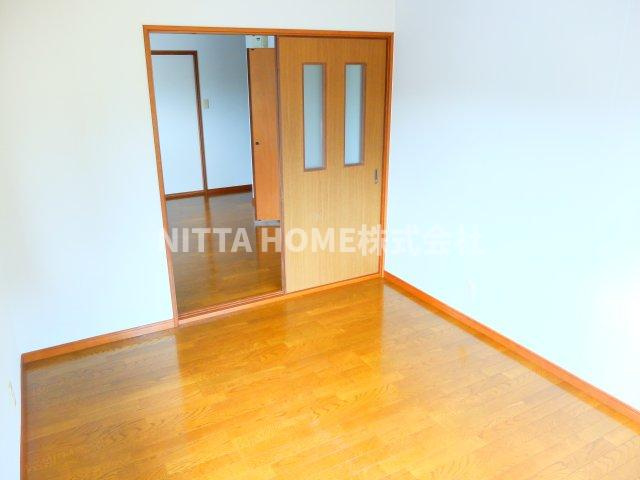 バードヒル東奥Ⅱの洋室|リビング奥の洋室です☆彡