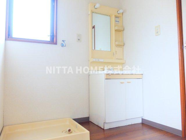 バードヒル東奥Ⅱの洗面所|洗面所にも小窓がついていて日の入りやすいお部屋です◇