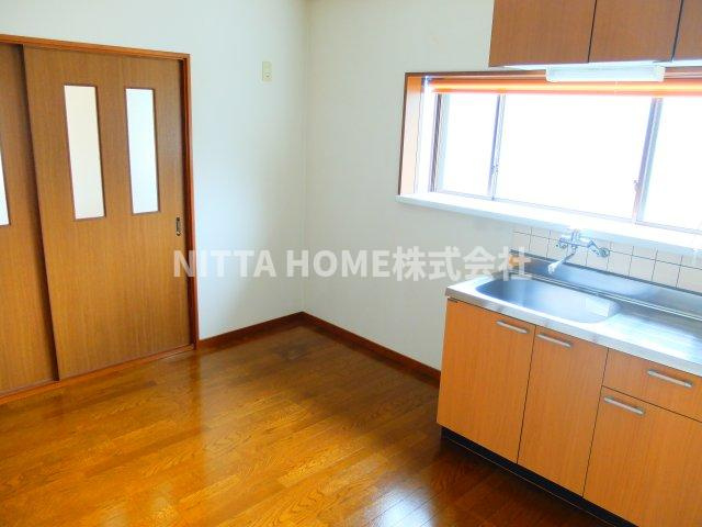 バードヒル東奥Ⅱの居間・リビング|６．７帖のリビングルームにオープンキッチンを採用〇