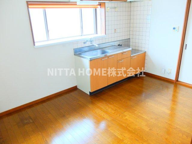 バードヒル東奥Ⅱのキッチン|小窓付きで開放的なキッチンです☆彡