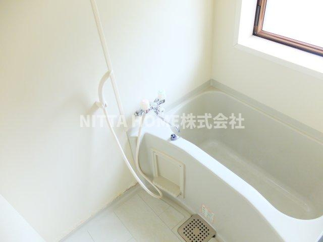 バードヒル東奥Ⅱの浴室|小窓付きんの独立している浴室です(#^^#)