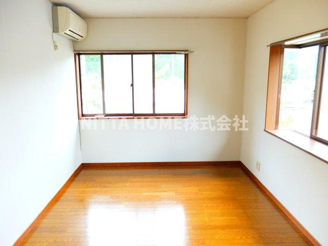 バードヒル東奥Ⅱの居間・リビング|洋室は６帖です◇