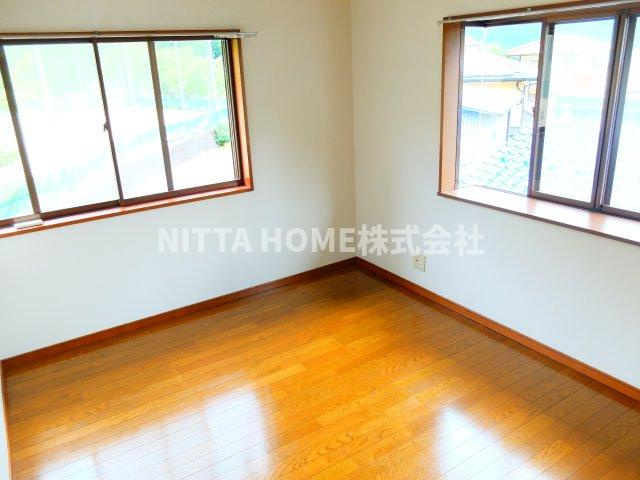 バードヒル東奥Ⅱの居間・リビング|２面に窓がついていて日当たり良好ですよ(^^♪