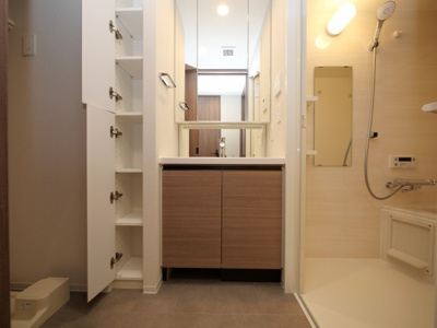 【独立洗面台】 | コンフォリア新大阪宮原Ｑ | 独立洗面台、小物を置くことができて便利です