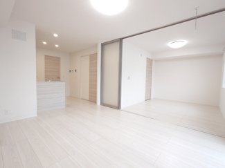 【居間・リビング】 | D-ROOM川北 | こちらのリビングで趣味の時間をお楽しみください