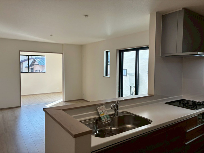 【キッチン】 | 東熊堂 新築建売分譲住宅 建物＋土地 TW05594 | 沼津市東熊堂1号棟　キッチン ※令和8年2月16日撮影写真