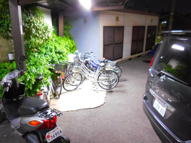 ブライトン高槻の駐車場