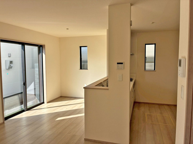 【居間・リビング】 | 東熊堂 新築建売分譲住宅 建物＋土地 TW05594 | 沼津市東熊堂2号棟　リビング ※令和8年2月16日撮影写真