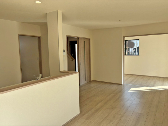 【居間・リビング】 | 東熊堂 新築建売分譲住宅 建物＋土地 TW05594 | 沼津市東熊堂2号棟　リビング ※令和8年2月16日撮影写真