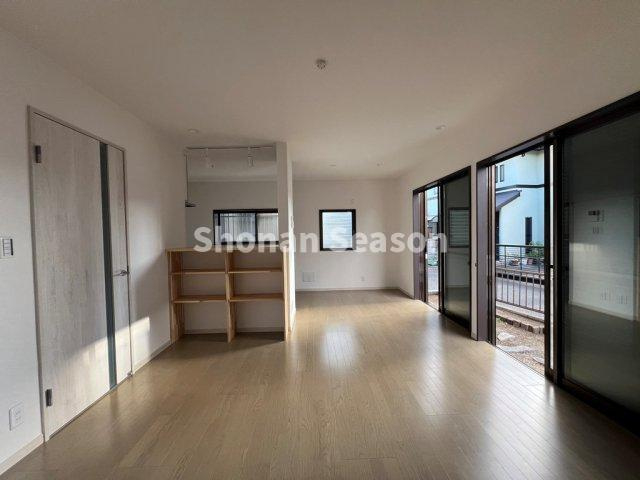 【居間・リビング】 | 大きな窓から陽光たっぷり差し込む明るいリビングルームです。