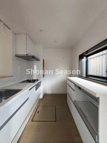 【キッチン】 | 食器やストックも豊富に片付く、収納力の高いシステムキッチンを搭載！
食洗機完備で、食後の食器洗いもグッと楽になりますよ。