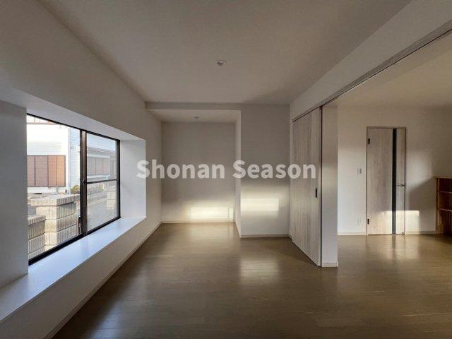 【洋室】 | リビング繋がりの洋室は、扉を開放すれば一体利用いただけます。