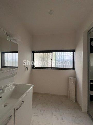 【独立洗面台】 | 鏡裏や洗面下に豊富な収納があり、日用品がきれいに片付く洗面台交換済