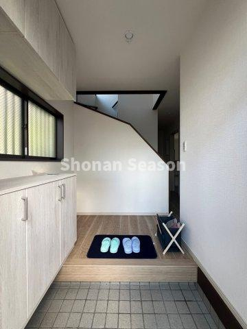 【玄関】 | 自然光差し込む明るい玄関〇大容量のシューズBOXを完備しています。