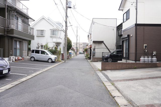 中古戸建 草加市八幡町の前面道路含む現地写真
