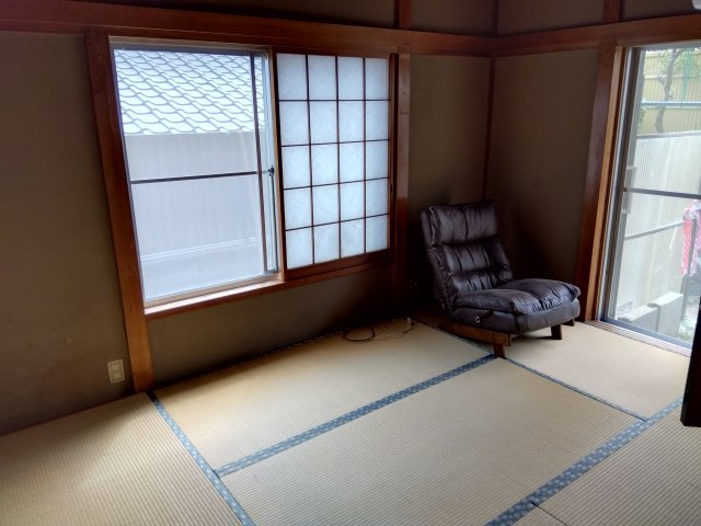 売中古戸建　田方郡函南町柏谷の和室|二面採光なので日差しがたっぷり入ります。また風通しが良く解放感もあります。畳は柔らかいので子供を遊ばせても安全ですね。