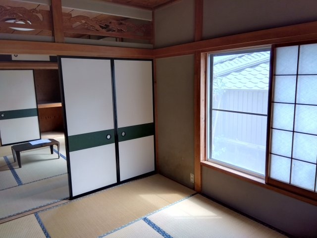 売中古戸建　田方郡函南町柏谷の和室|大きな窓があるので部屋にやわらかな陽光が注ぎます。畳の香りと柔らかな質感が心地よくリラックスできる空間が広がります。
