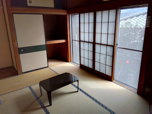 売中古戸建　田方郡函南町柏谷の和室|大きい窓があるので明るい空間でのびのびと生活できます。押入れがあるので布団をしまっておく事も出来ます。