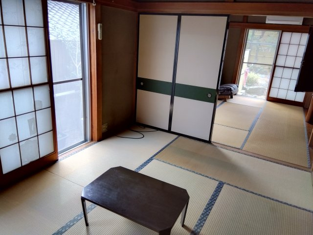 売中古戸建　田方郡函南町柏谷の和室|窓が多く心地の良い空間となっています。開け閉めで空間を自由に仕切り広さを調整できる柔軟な設計になっています。