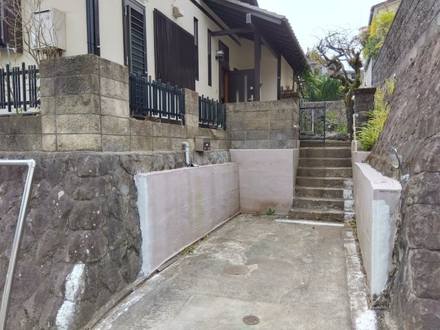 売中古戸建　田方郡函南町柏谷の駐車場|3年前に外壁のリフォームを行っております。ホワイトなのでスタイリッシュな印象です。