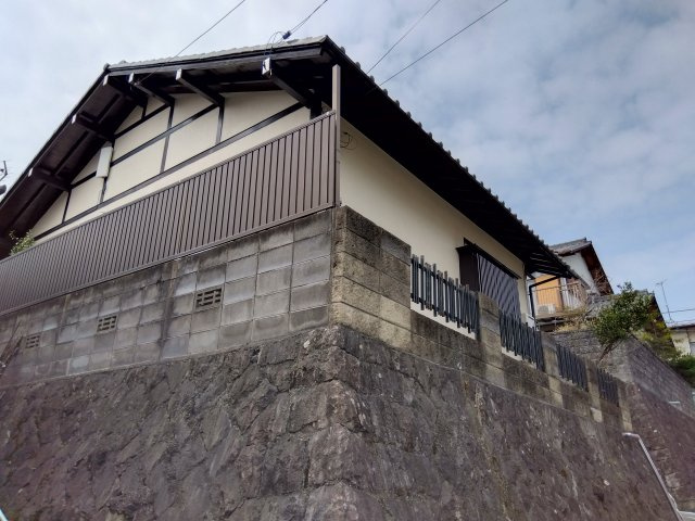 売中古戸建　田方郡函南町柏谷の外観|窓には雨戸が付いています。防犯面・プライバシーに配慮されています。