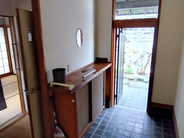 売中古戸建　田方郡函南町柏谷の玄関|備え付けのシューズボックスがあるので収納がたっぷりあります。靴をしまって玄関をすっきりと使えます。