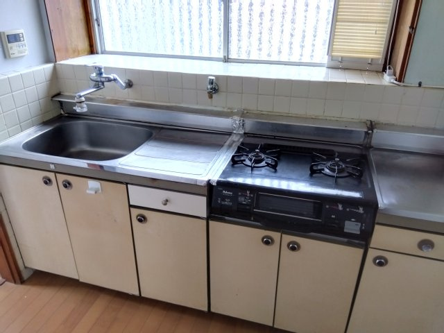 売中古戸建　田方郡函南町柏谷のキッチン|キッチンには窓があり明るく開放的です。調理スペースが広々としているので楽しくお料理出来ますね。