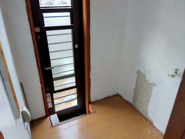 売中古戸建　田方郡函南町柏谷の玄関|キッチン横に勝手口があります。災害などで万が一玄関から出れなくなった時に、非常口として出る事が出来ます。