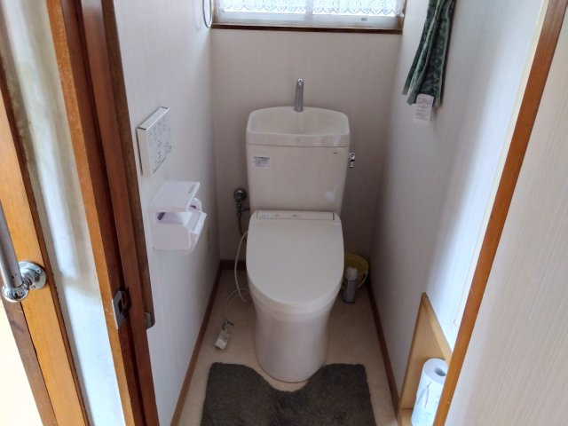 売中古戸建　田方郡函南町柏谷のトイレ|トイレには窓があり明るい室内です。ニッチがあるのでトイレットペーパーの予備や芳香剤が置けます。