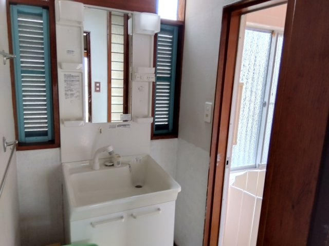 売中古戸建　田方郡函南町柏谷の独立洗面台|窓があるので明るい室内です。独立洗面台があるので収納スペースも多くあります。