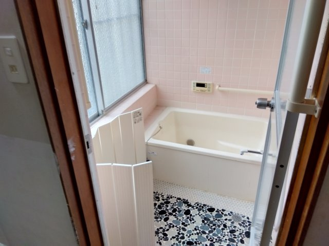 売中古戸建　田方郡函南町柏谷の浴室|窓があるので明るい室内です。シンプルで使い勝手の良いお風呂です。