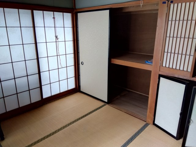 売中古戸建　田方郡函南町柏谷の和室|大きい窓から入るたっぷりの日差しが嬉しいですね。来客スペース・子供の遊び場・昼寝スペースなど色々と幅広く使える大活躍の和室です。