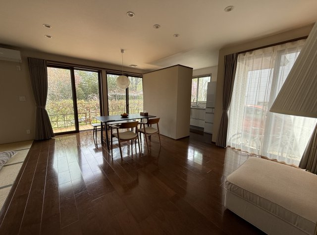 群馬県前橋市下新田町864-7の居間・リビング