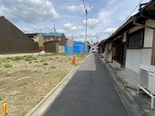 紫野上柏野町 土地(4号地)の前面道路含む現地写真
