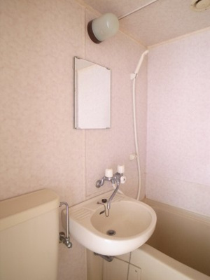 【洗面所】 | 竹柏・貝畑ビル | 朝の身支度にと～っても便利な洗面台付きです☆