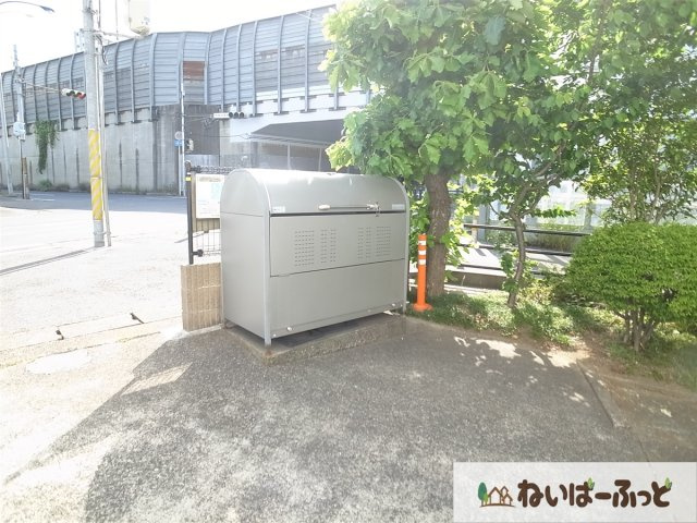 【その他共用部分】 | 竹柏・貝畑ビル | 蓋つきゴミ置場は猫ちゃんやカラス君から守ってくれますね！