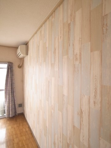 【内装】 | 竹柏・貝畑ビル | 木目調のアクセントクロス☆