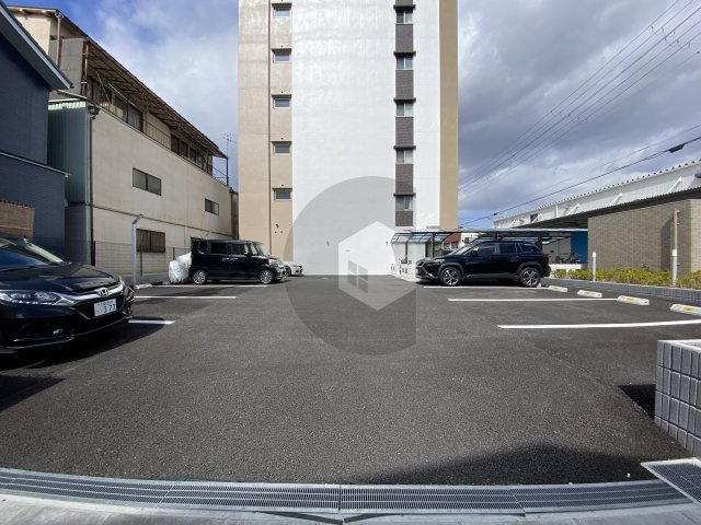 Kaunis Latvaの駐車場