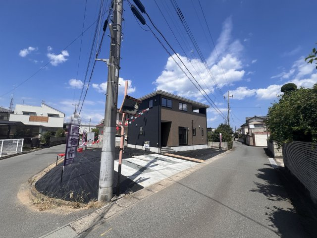 新築　富岡市七日市2期　１号棟の前面道路含む現地写真|南側接道幅員約4ｍ　西側接道幅員約4.2ｍ