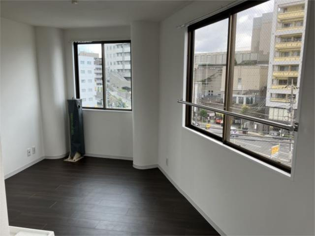 川崎市多摩区登戸の賃貸マンションの内装|２面採光の明るいお部屋