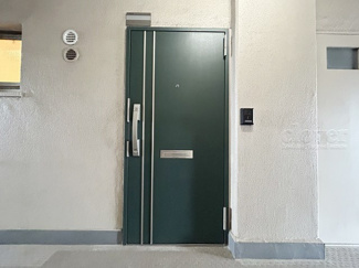 【その他共用部分】 | ダブルロック式の玄関ドアが皆様をお出迎え。お部屋のセキュリティの観点からも、うれしい設備ですね。玄関の色もシックで良い感じです。～即日のご見学可能～　お問合せはお気軽にどうぞ。