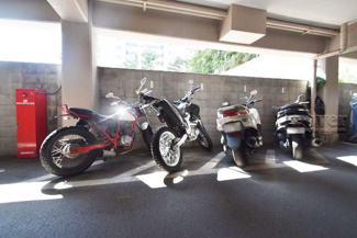【駐車場】 | バイク置き場。空き区画の有無や駐輪料金、サイズおよび排気量規定などについては、改めてお問い合わせください。～即日のご見学可能～　お問合せはお気軽にどうぞ。
