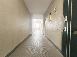 【その他共用部分】 | マンションの共用廊下です。きれいに清掃されています。周囲のお部屋の様子も、ぜひ伺ってみてください。～即日のご見学可能～　お問合せはお気軽にどうぞ。
